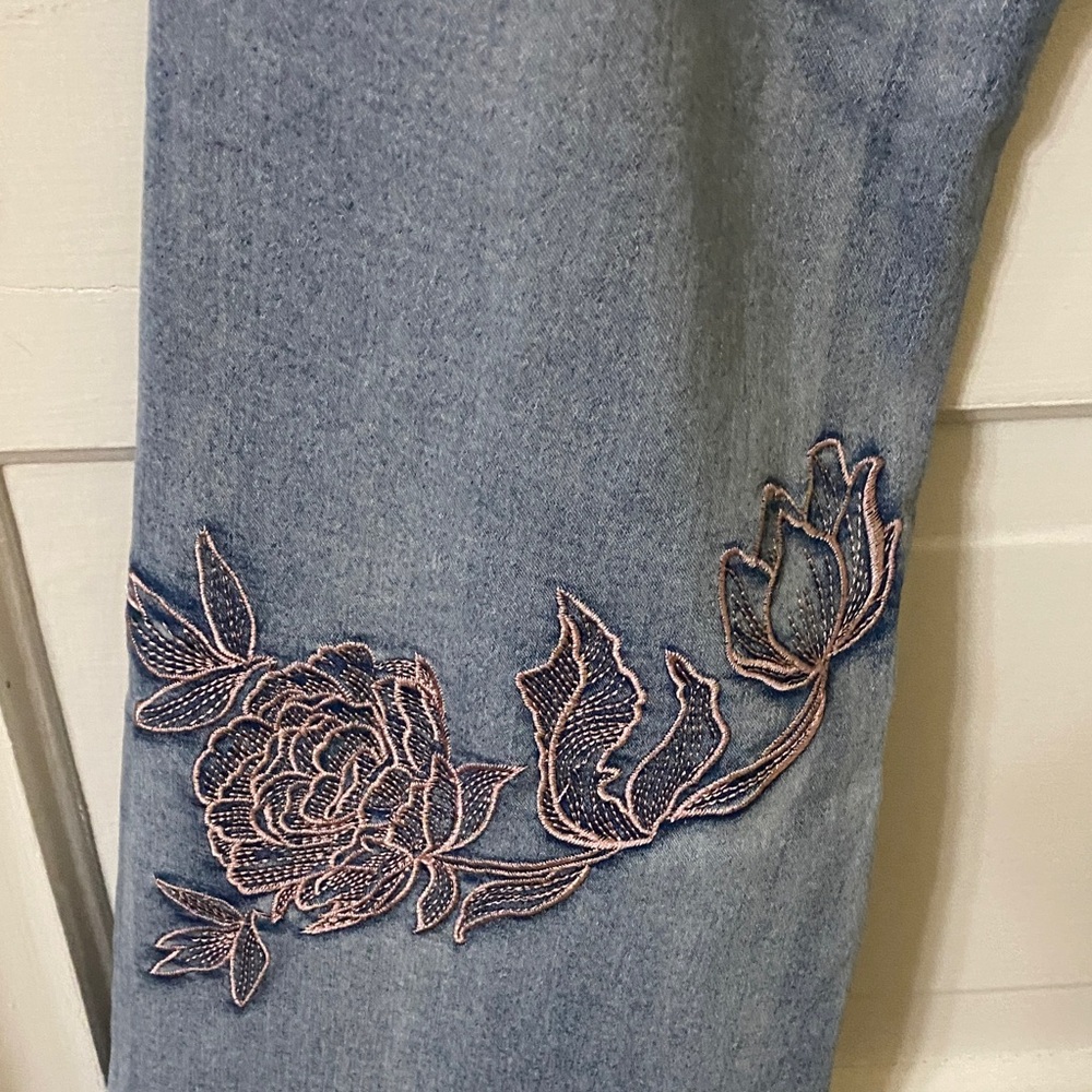 Oli & Hali Embroidered Floral Flare Jeans Size Small - Picture 12 of 13